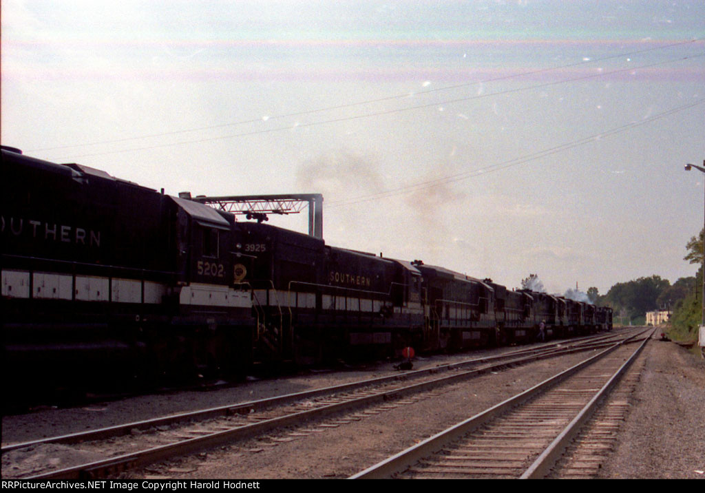 SOU 5202 and others in Glenwood Yard